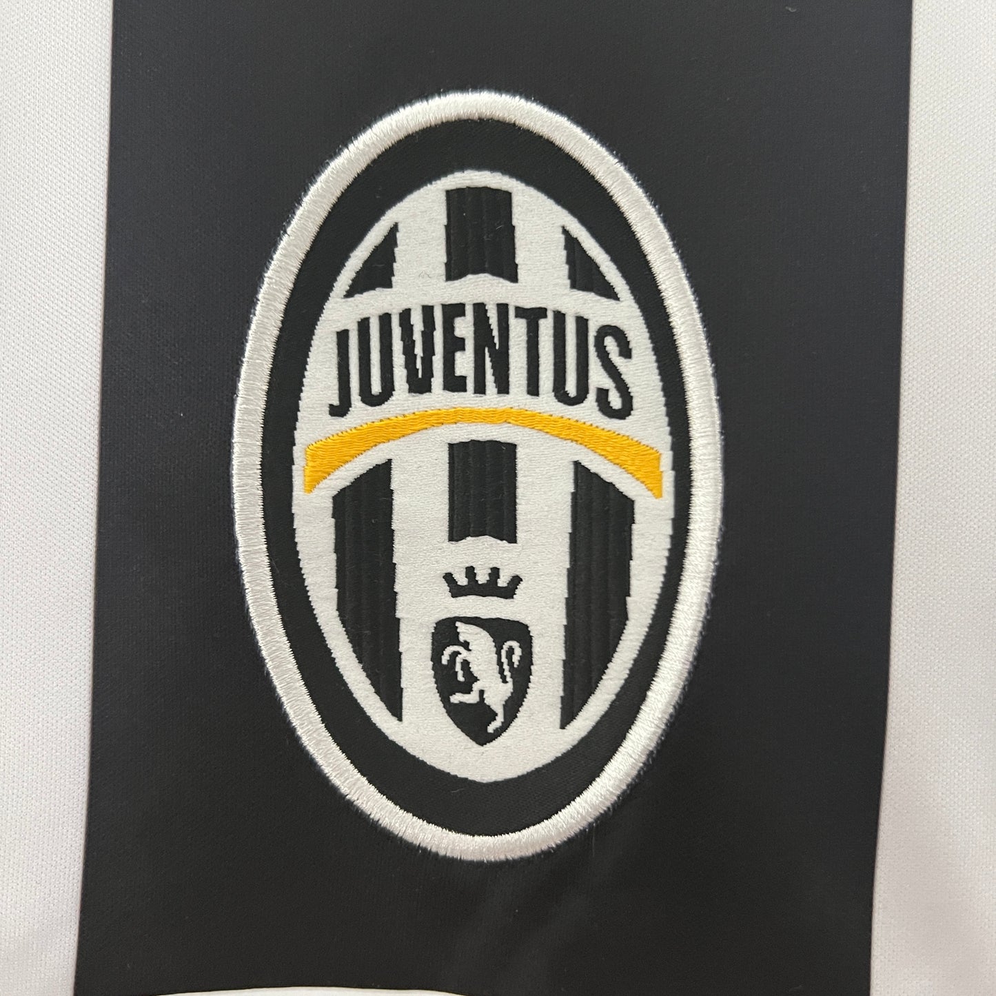 Retro Juventus 04/05 Home Kit