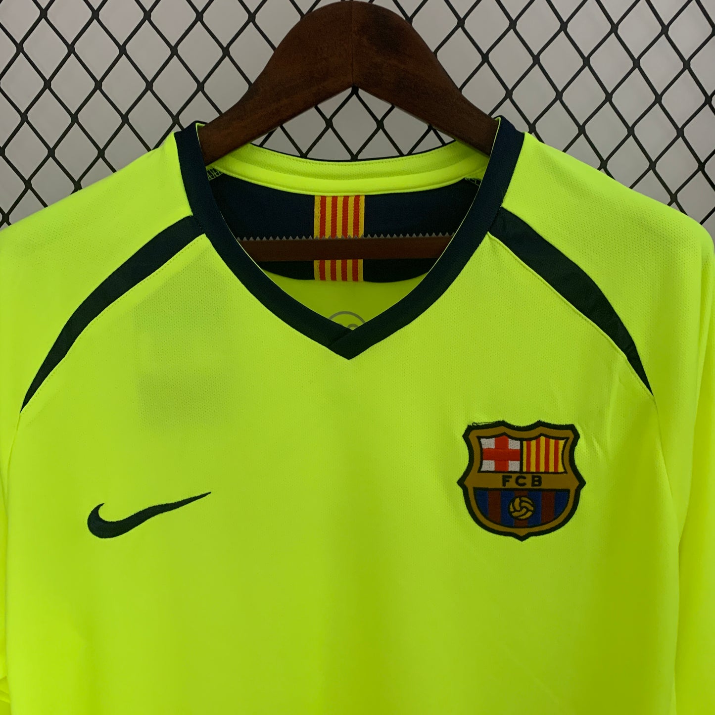 Retro Long Sleeve Barcelona 05/06 Away Kit