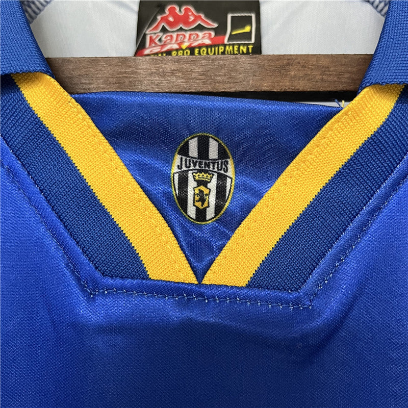 Retro Juventus 1995-96 Away Jerseys Kit