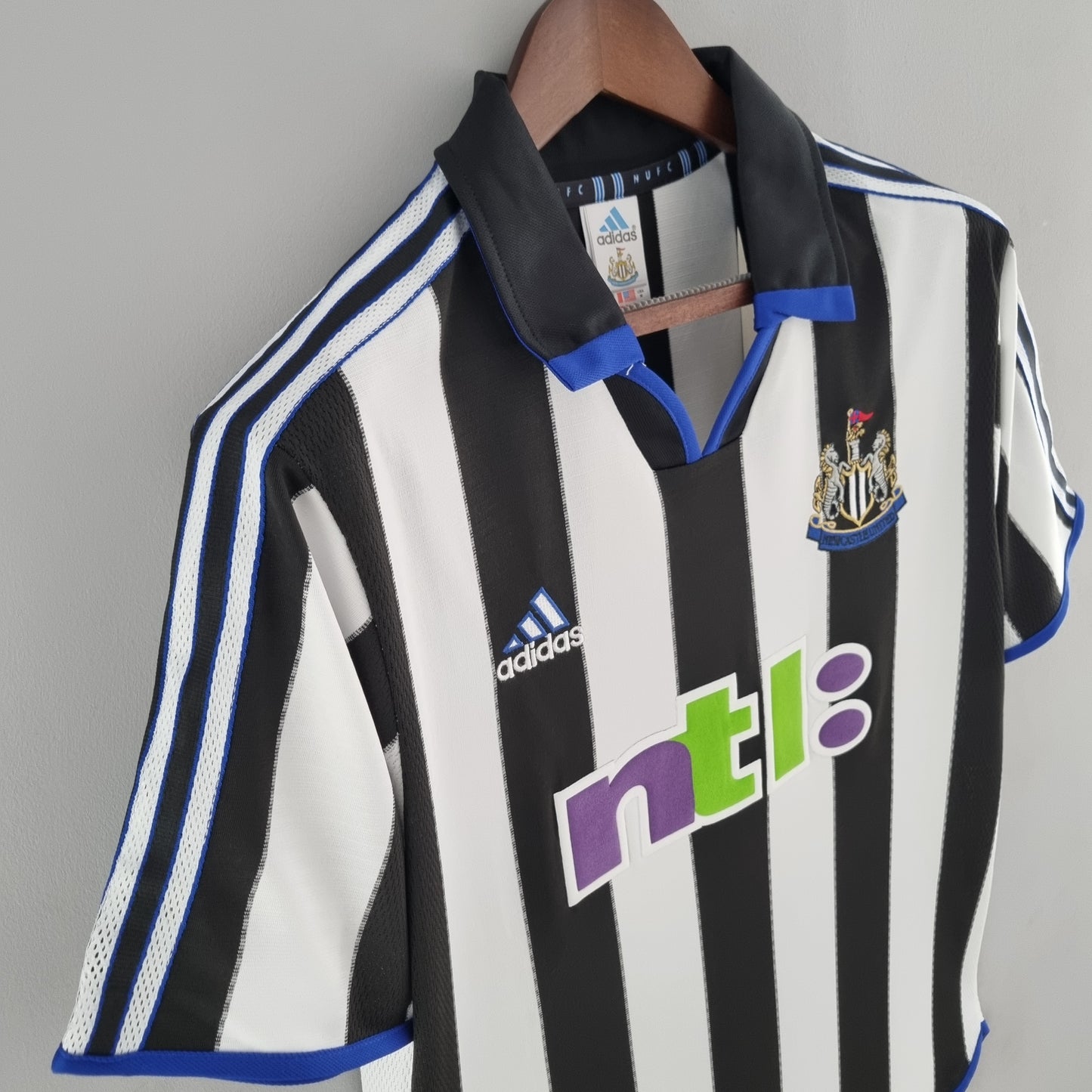 Retro Newcastle United 00/01 Home Kit