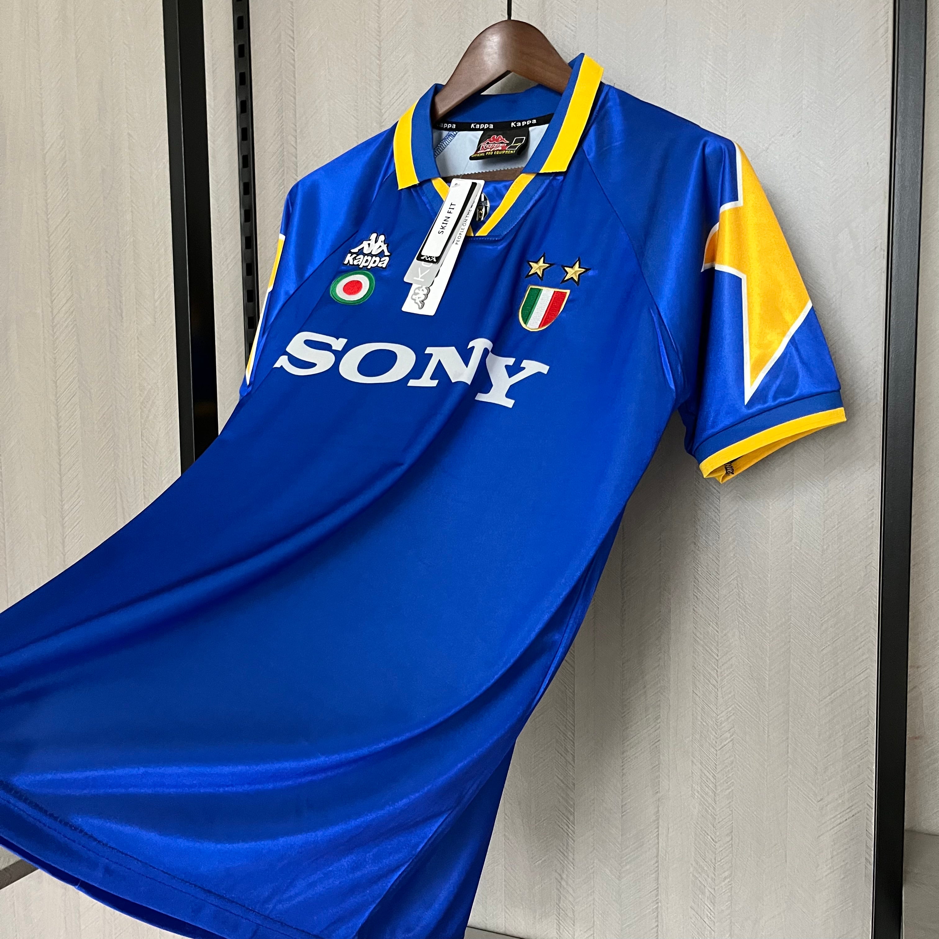 Retro Juventus 1995-96 Away Jerseys Kit – Theftblkits